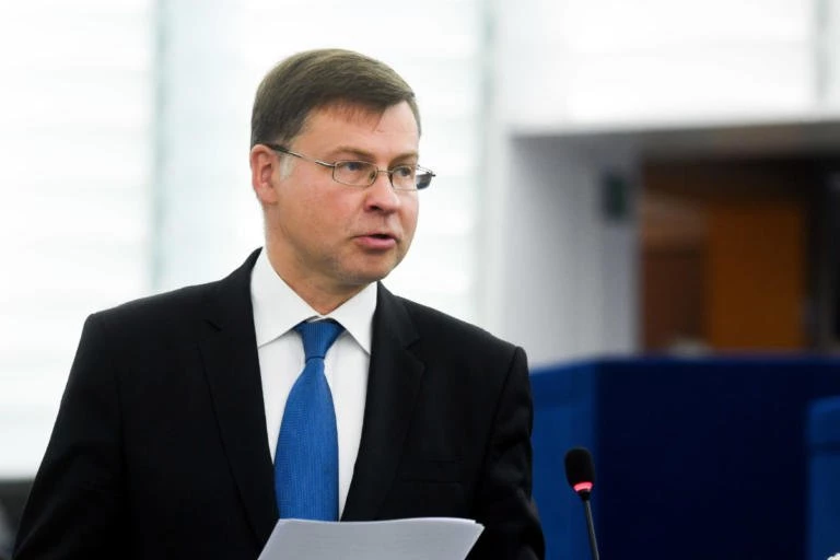 Με κυρώσεις απειλεί την Ιταλία η Κομισιόν